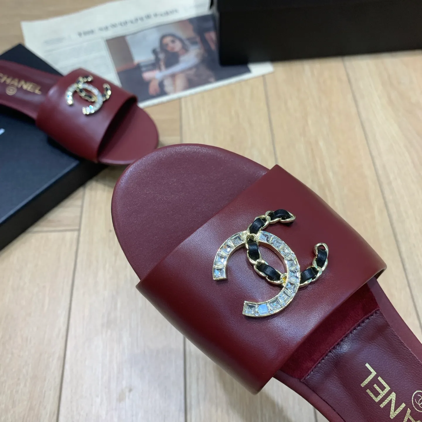 👟👟Ex-factory price 480👟👟 🍀CHANEL2025 Xiaoxiang spring and summer new popular double C diamond buckle flat slippers Material: original calfskin Lining: original inner sheepskin Foot pads: sheepskin Outsole: genuine leather outsole Size: 35-41 (40/41 fixed) 👉